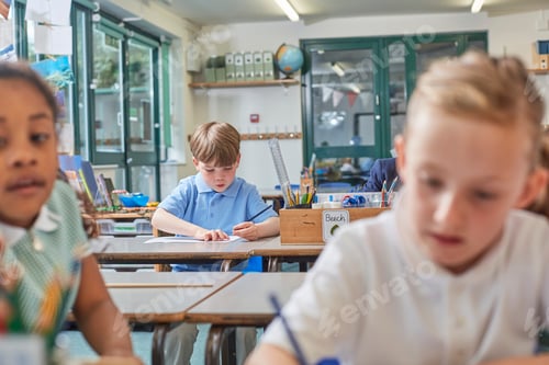 Visualização: Criança focada estudando em um ambiente de sala de aula cercada por colegas de classe.