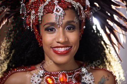 Preview: Glamourous dancing queen