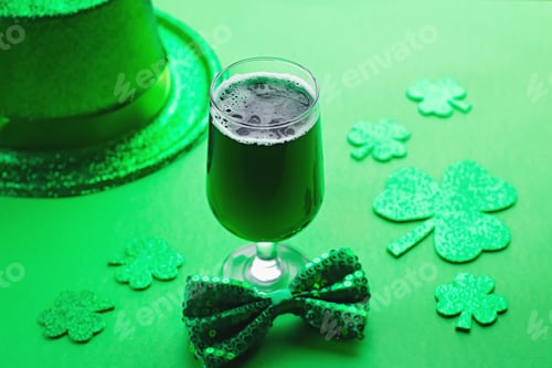 Preview: Saint Patrick's Day greeting card with traditional symbols