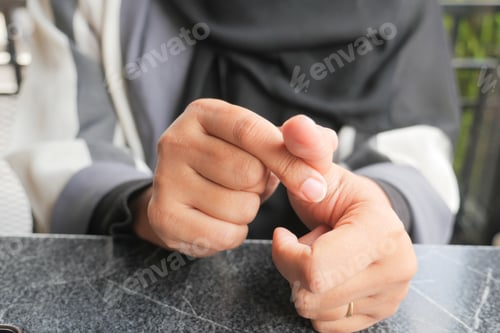 Preview: Young women hands suffering pain on thumb finger