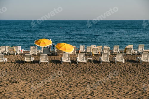 Preview: Umbrellas and sun loungers in the assembled state on the beach.