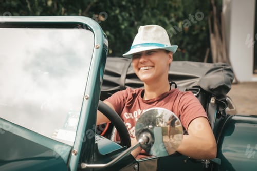 Preview: Happy woman in her car