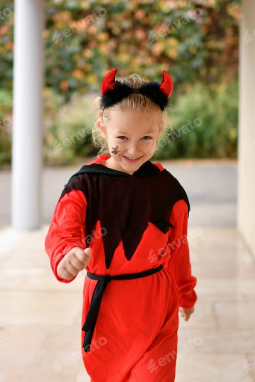 Preview: A girl dressed as a devil with horns