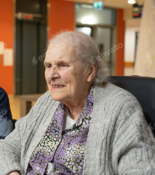 Preview: Portrait of elderly woman smiling
