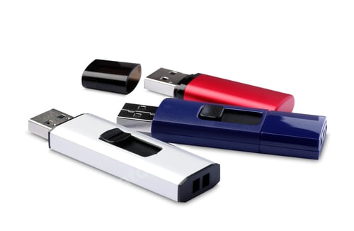 Vista previa: Diferentes unidades flash USB sobre fondo blanco