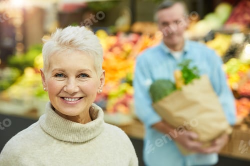 Preview: Smiling Senior Woman in Supermarket