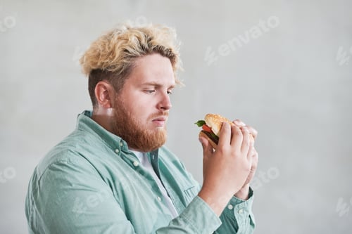 Preview: Man eating unhealthy food