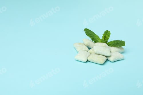Preview: Chewing or bubble gum and mint on blue background