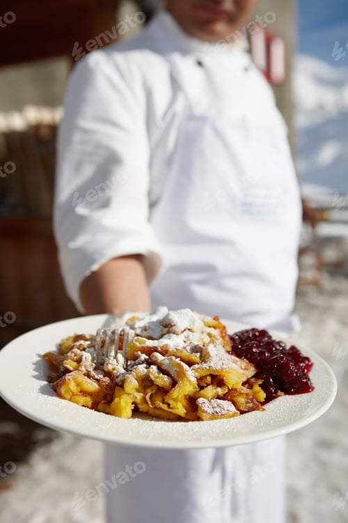 Vorschau: Chef offering plate of food