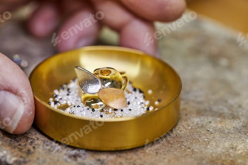 Preview: A ring in a diamond plate ready