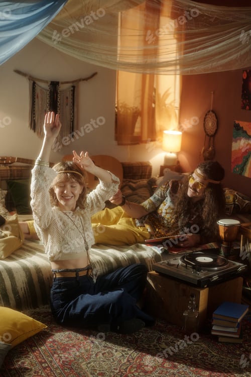 Preview: Enjoying Relaxed Evening with Friends in Cozy Room