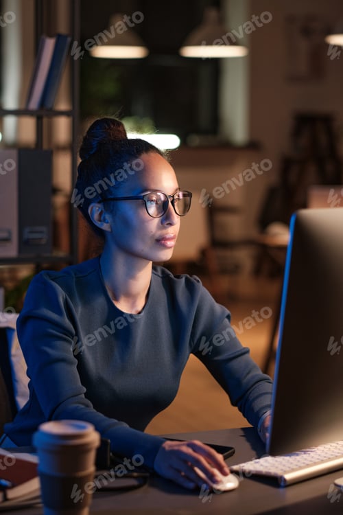 Preview: Beautiful businesswoman working with online documents