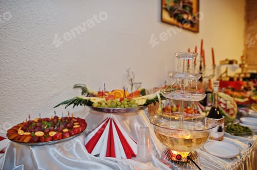 Preview: Good-looking wedding banquet consisting of various delicious dishes and beverages.