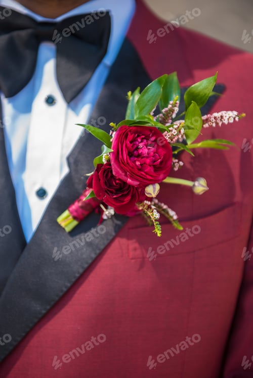 Preview: Man wearing a red suit with red roses on its collar