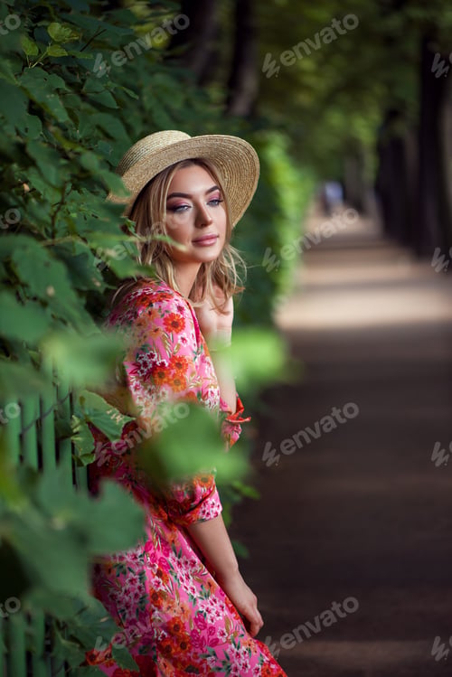 Preview: Amazing young woman in Saint Petersburg
