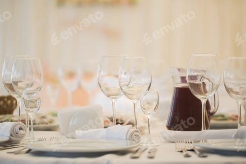Preview: Beautiful wine and champagne glasses in the restaurant.