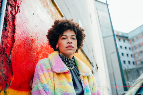 Preview: Young confidente afro woman looking camera - Portrait serious diverse woman outdoors