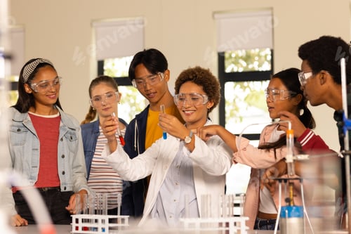 Visualização: Realizando experimento científico com tubos de ensaio, estudantes no laboratório do ensino médio