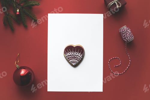 Preview: empty christmas card with gingerbread cookie and christmas decorations, isolated on red