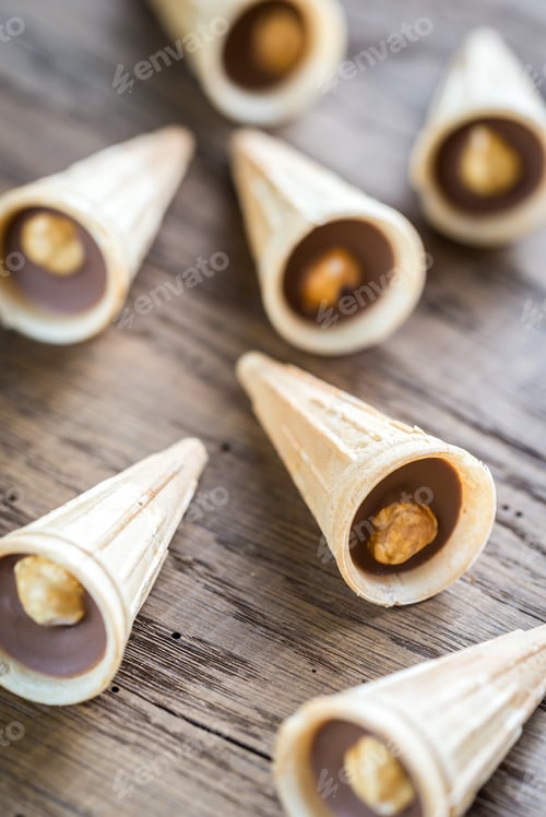 Preview: Crispy waffle cups with chocolate and hazelnuts