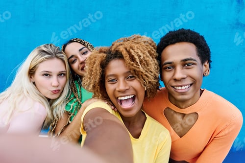 Preview: Afro girl taking a selfie with multi-ethnic friends
