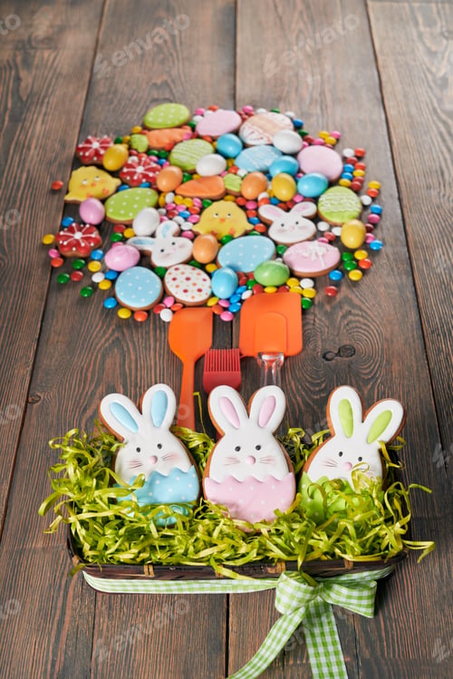 Vista previa: Colorful easter cookies and spatulas on table