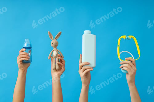 Preview: Things symbolizing medicine, science and donation in women's hands.