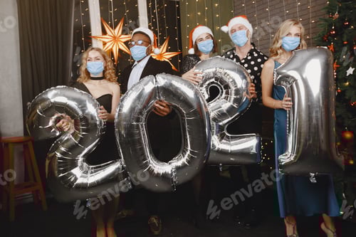 Visualização: Pessoas internacionais se divertindo em um salão de festas