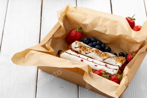 Preview: Fresh eclair cakes in a cardboard box