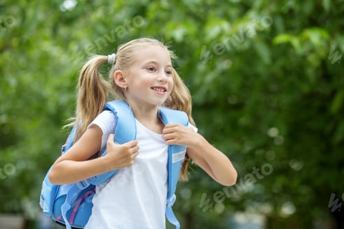 Visualização: A garotinha está com pressa para estudar. O conceito de escola, estudo