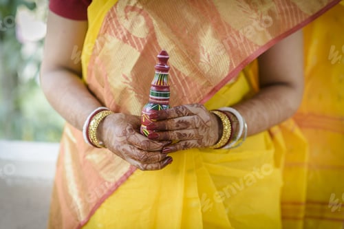 Preview: Indian bride with her sindur pot in her hand