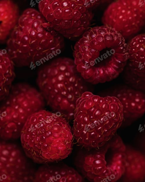 Preview: Ripe raspberries close-up