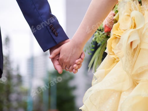 Preview: Japanese bride and groom holding hands