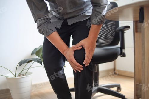 Preview: Man Suffering Knee Pain