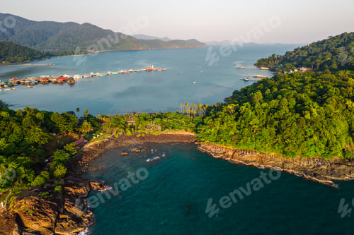 Vista previa: Vista aérea del pueblo pesquero y muelle de Bang Bao, isla de Ko Chang, Tailandia.