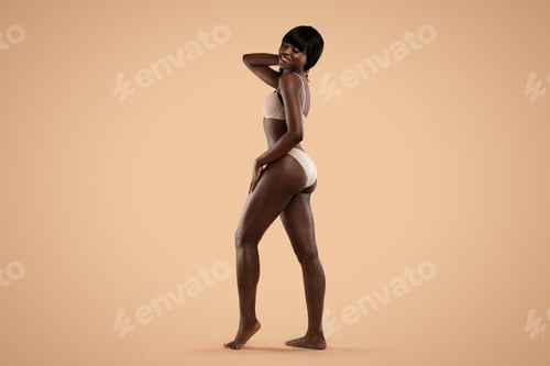 Preview: Sexy african american model showing her beautiful body