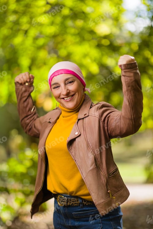 Vista previa: Hispanic woman with cancer showing strength and hope