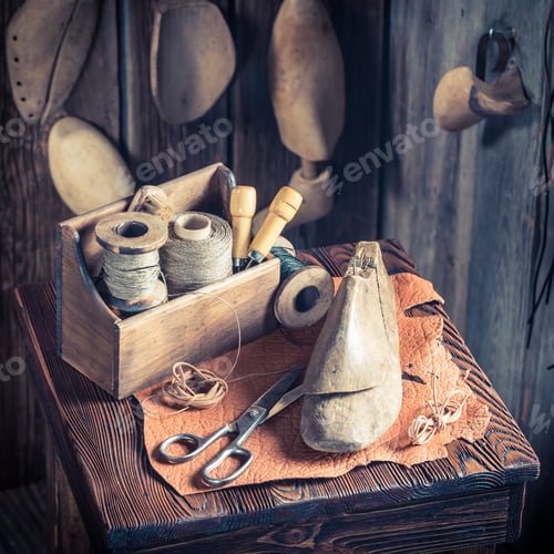 Preview: Small cobbler workplace with brush and shoes