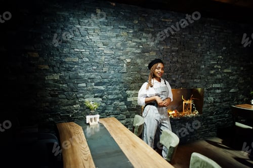 Preview: Black beret woman