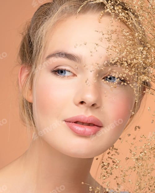 Vista previa: Closeup portrait of young beautiful woman with a healthy skin of the face