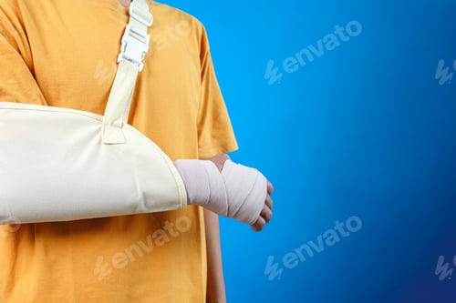Preview: Injured Man Wearing Medical Support Brace And Sling Bandage