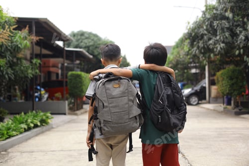 Preview: Elementary school friends coming home from school