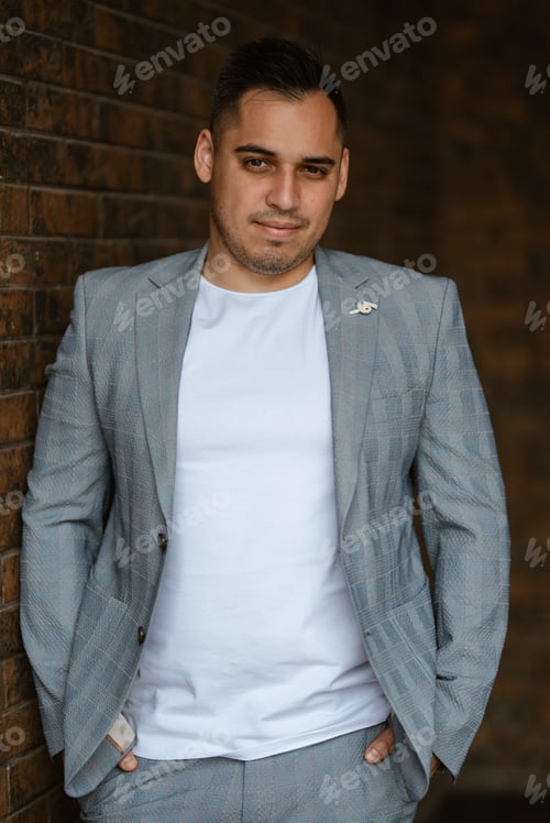 Preview: portrait of the groom in a light gray suit