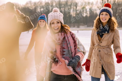 Preview: Portrait of happy friends outdoors in winter