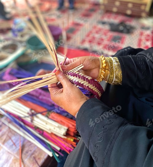Preview: Woman weaving traditional basket