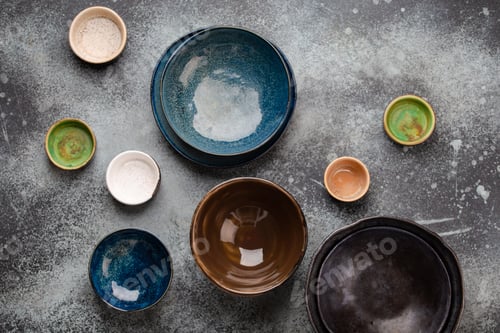Preview: Empty plates and bowls