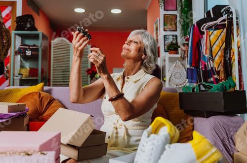 Preview: Senior woman selling clothes and accessories online.