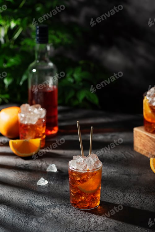 Preview: Refreshing Aperol Spritz Cocktail with Ice and Orange