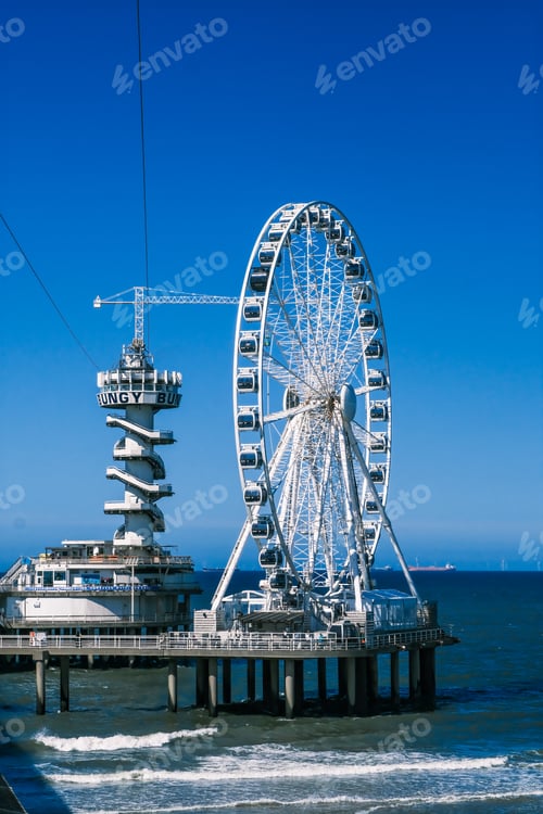 Preview: Scenic view of a Ferris Wheel on Scheveningen Beach in Den Haag, Netherlands
