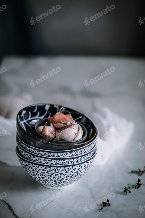 Preview: Garlic cloves in colorful bowl for vigil potaje